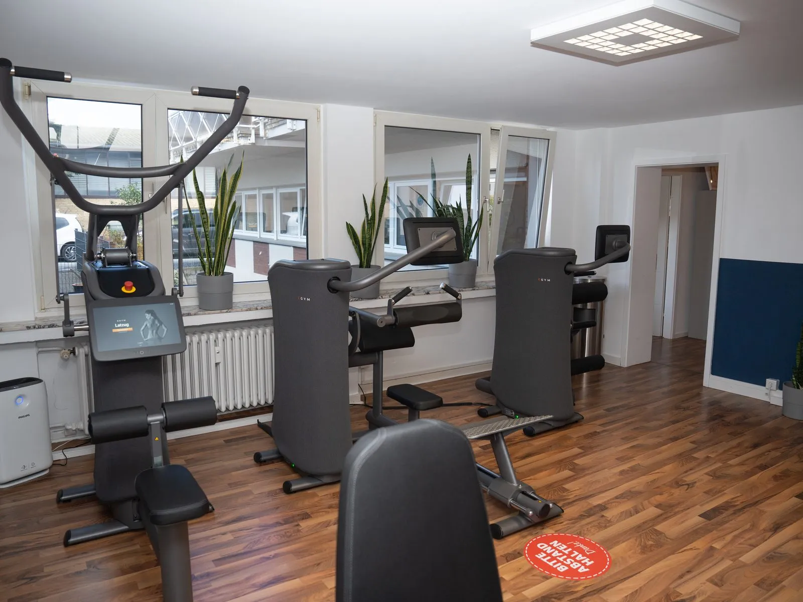 EGYM-Zirkel mit Kraft- und Ausdauergeräten im Trainingszentrum RS Physiotherapie Mettmann