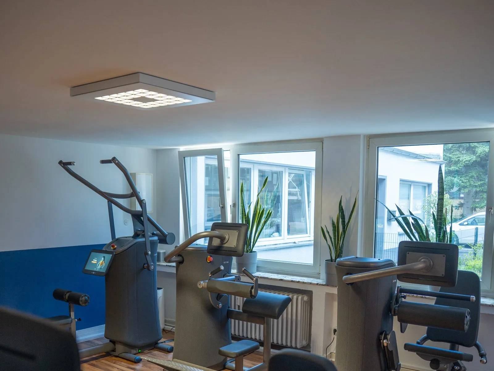 EGYM-Zirkel im Hauptraum des Trainingszentrums RS Physiotherapie Mettmann