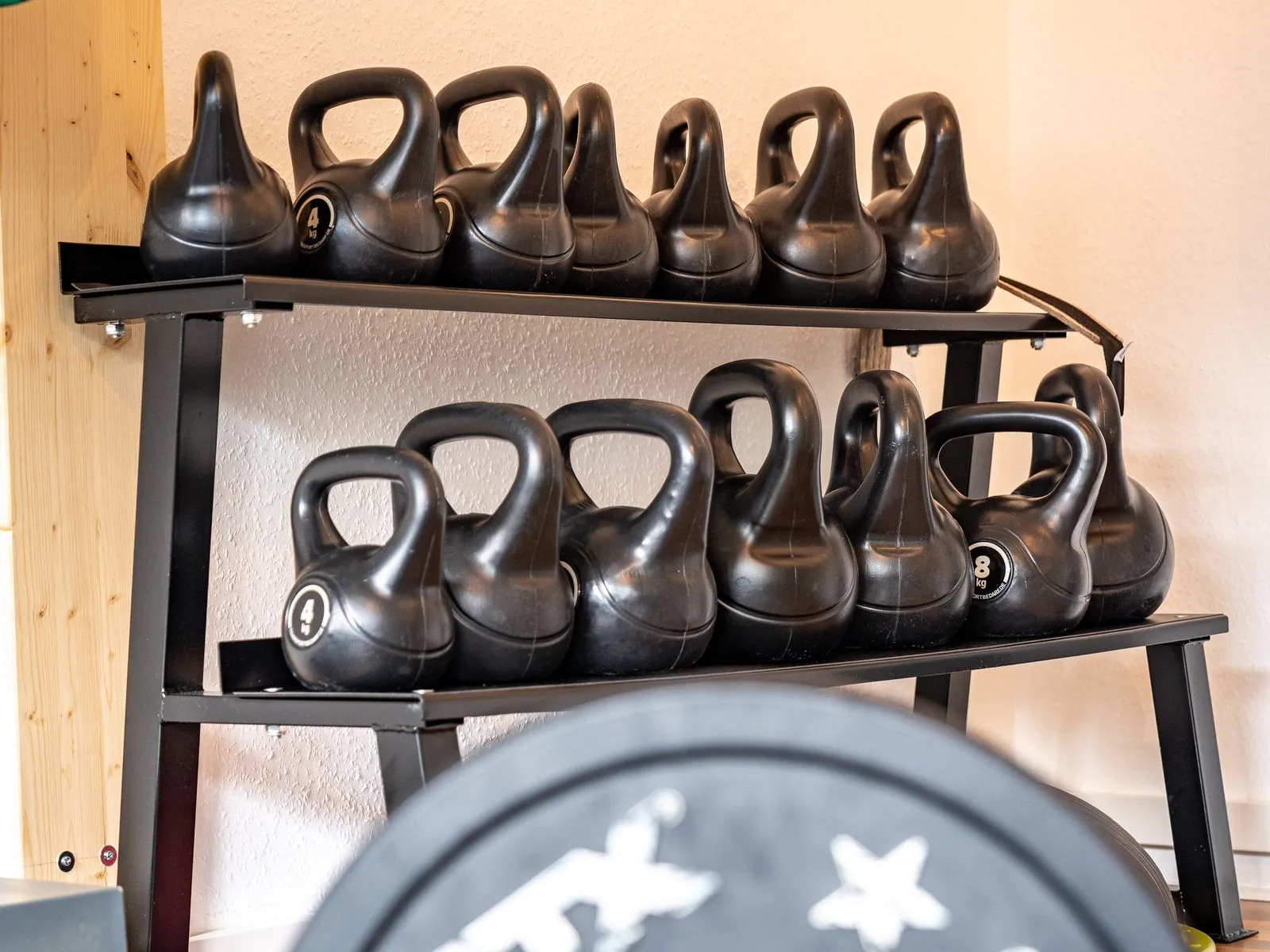 Kettlebells und Hantelscheiben im Freihantelbereich des Trainingszentrums Mettmann