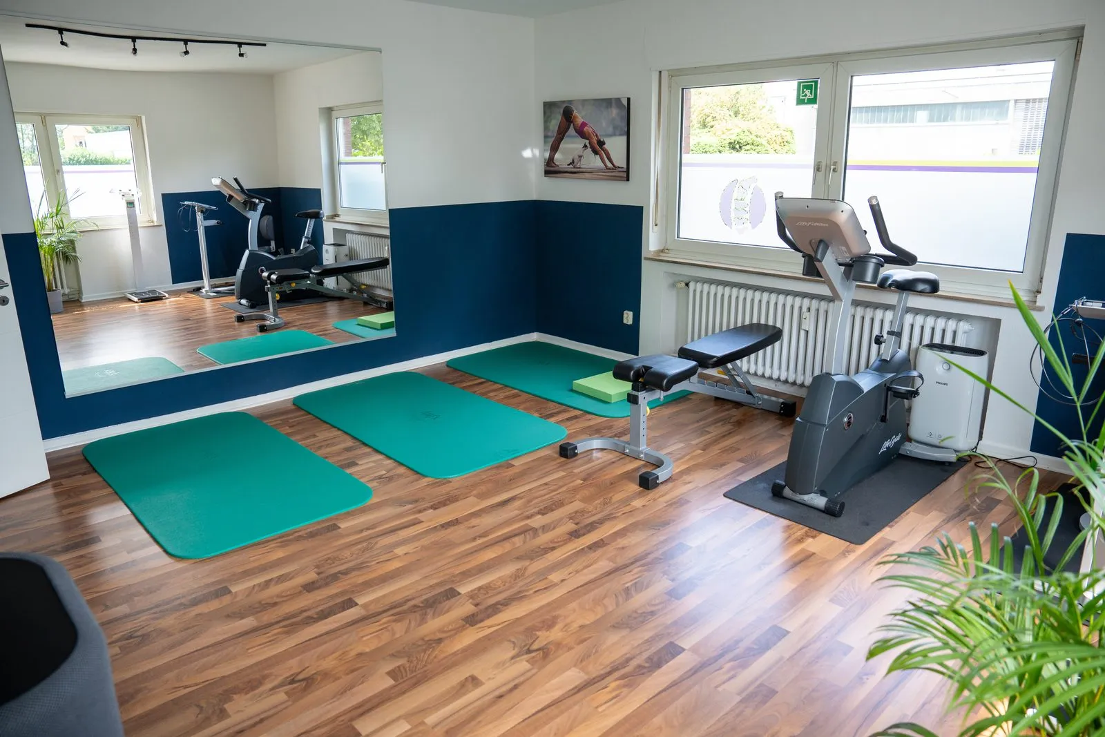 Heller Therapieraum mit Matten und Ergometer für die Bobath-Therapie in Mettmann