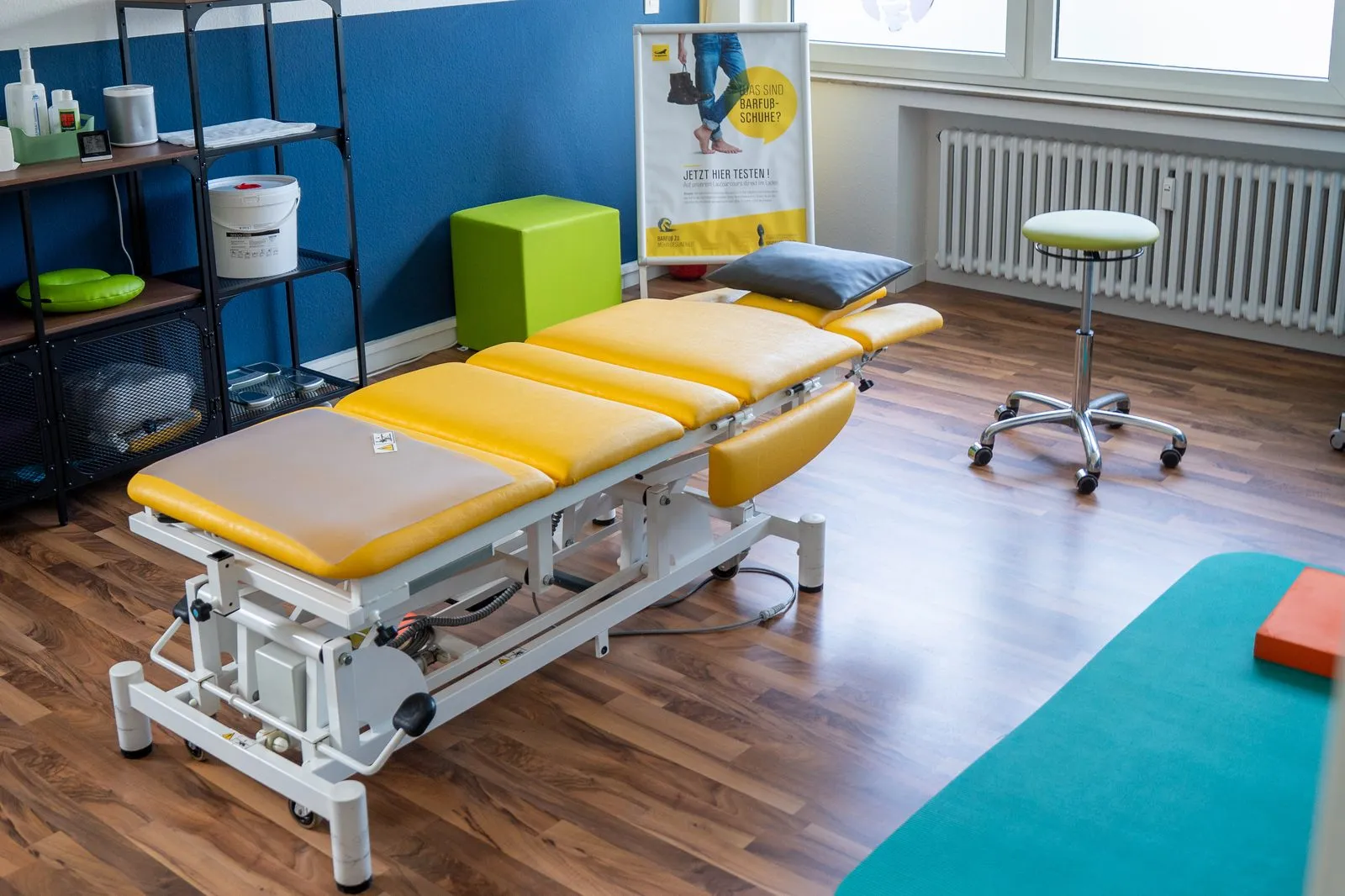 Behandlungsraum mit Therapieliege und Geräten für Elektrotherapie in Mettmann