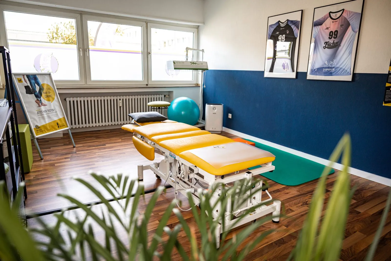 Behandlungsraum mit Therapieliege für Kältetherapie in der Praxis RS Physiotherapie Mettmann