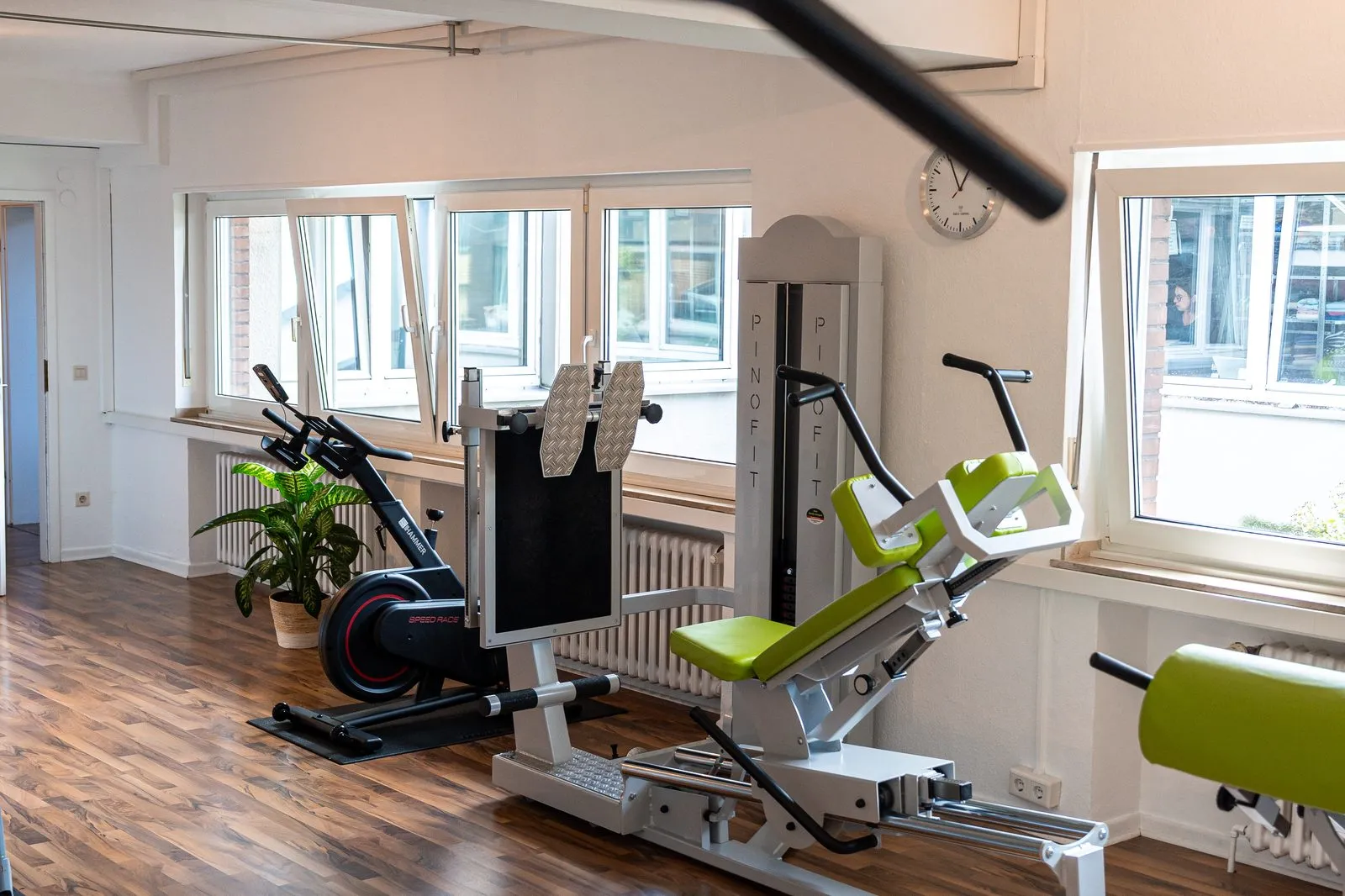 Medizinische Trainingsgeräte für Krankengymnastik am Gerät im Trainingszentrum Mettmann