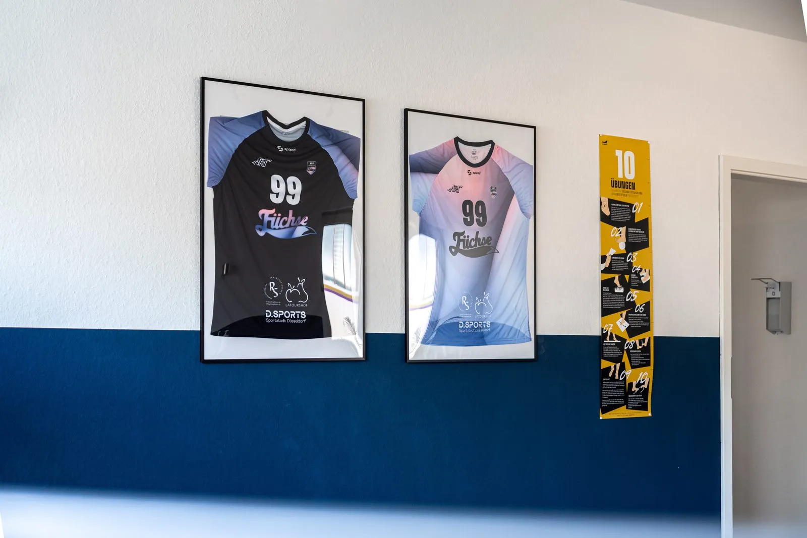 Gerahmte Sporttrikots im Behandlungsraum der Praxis RS Physiotherapie Mettmann