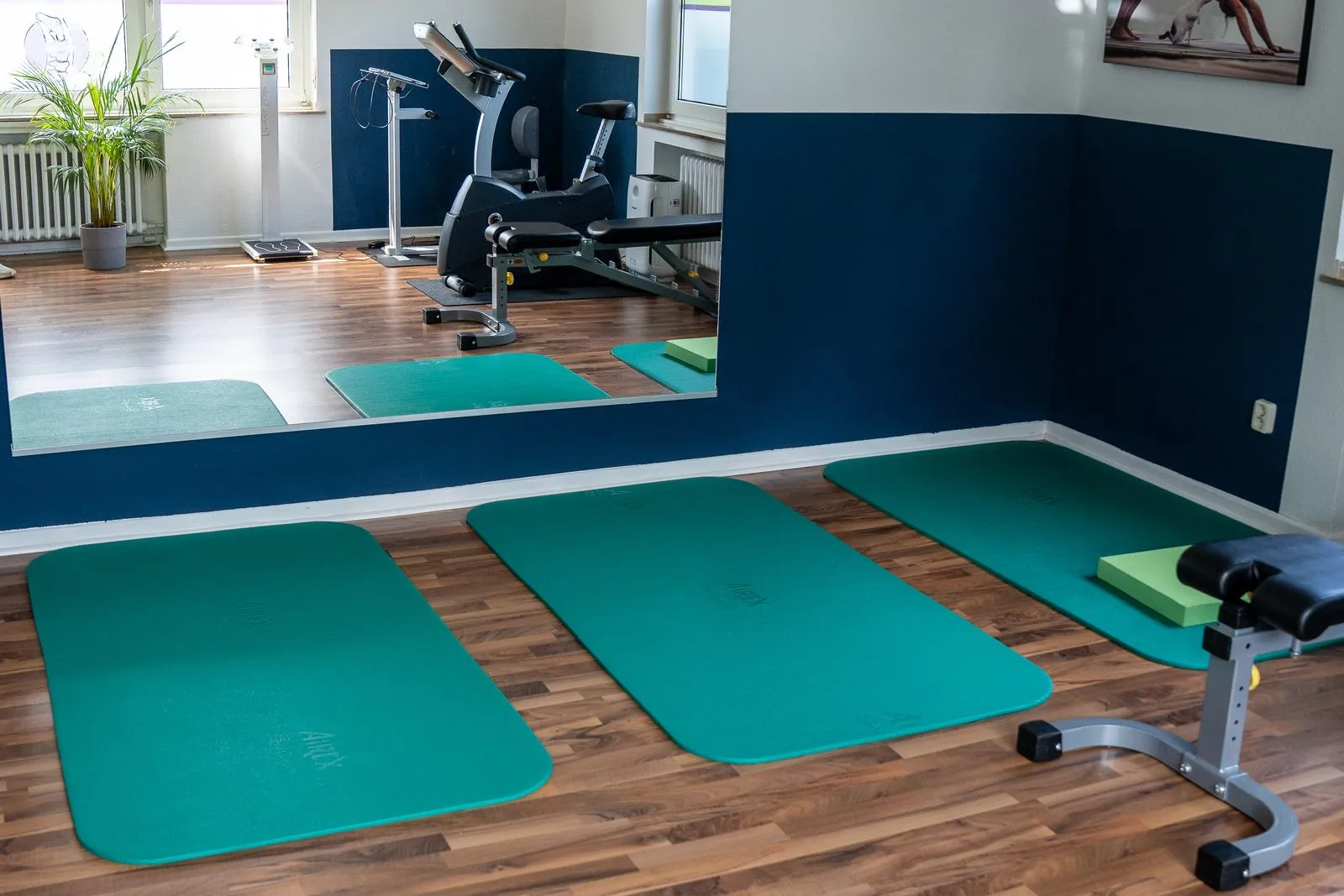 Therapieraum mit Gymnastikmatten für PNF-Behandlungen in Mettmann