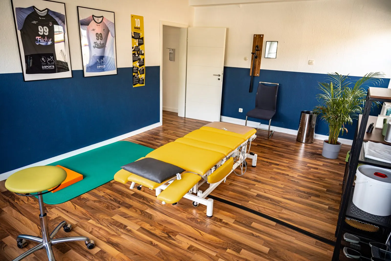 Behandlungsraum mit Therapieliege für Wärmetherapie in der Praxis RS Physiotherapie Mettmann