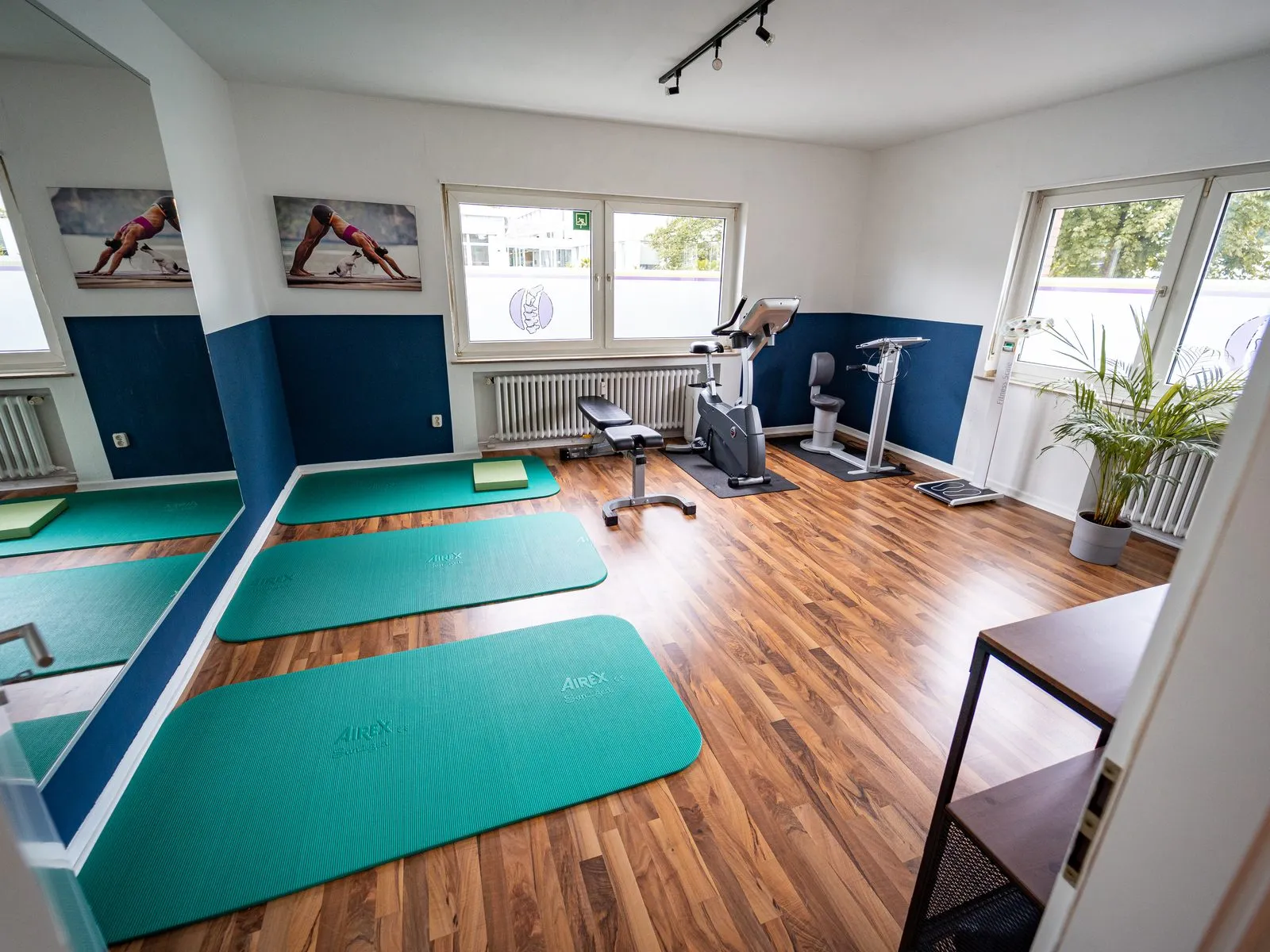 Gymnastikraum mit Matten, Spiegelwand und Ergometer im Trainingszentrum RS Physiotherapie Mettmann