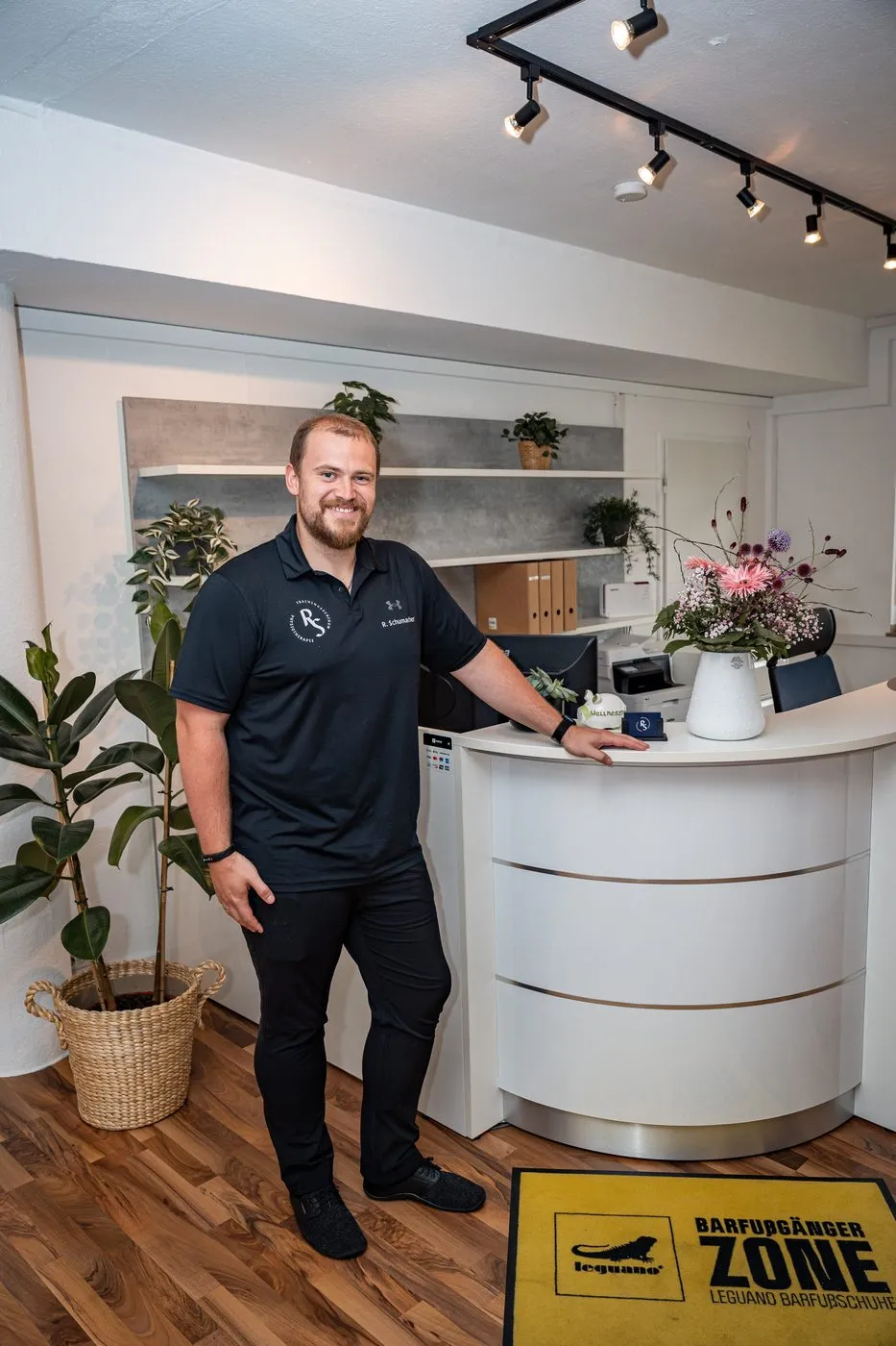 Roman Schumacher, Inhaber der RS Physiotherapie Mettmann, am Empfang der Praxis
