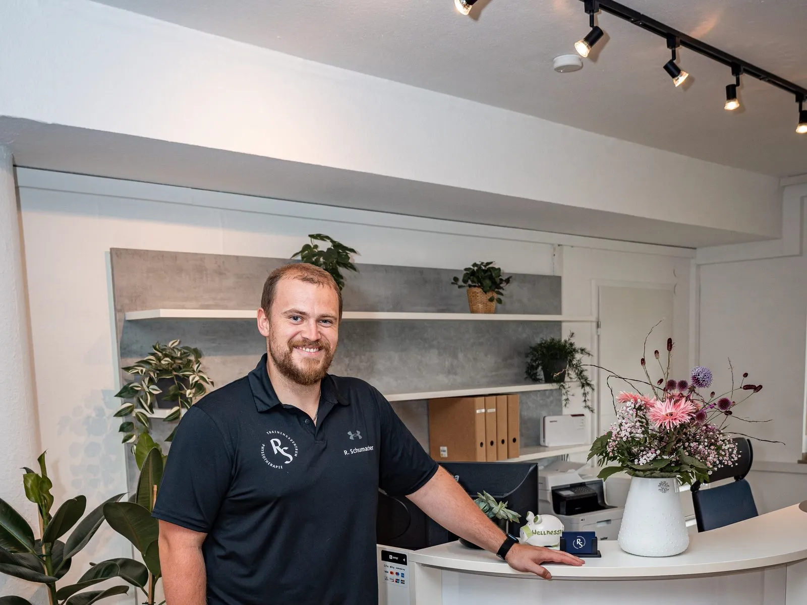Roman Schumacher, Inhaber der RS Physiotherapie, am Empfang der Praxis in Mettmann