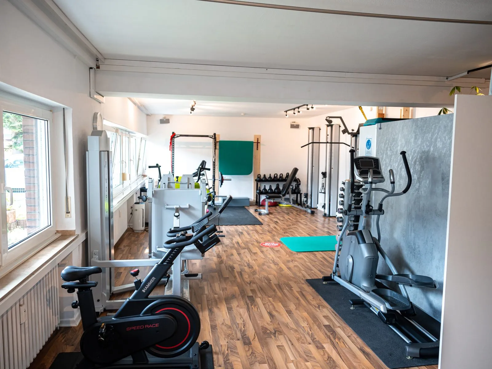 Trainingsfläche mit Cardiogeräten, Rack und Kabelzug im Trainingszentrum RS Physiotherapie Mettmann